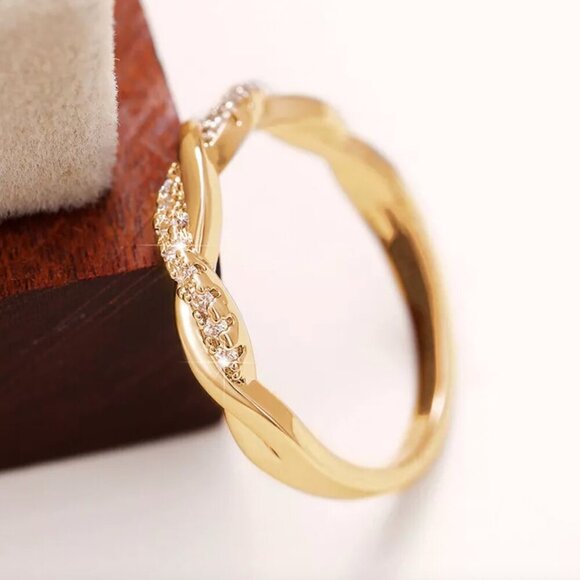 NEW 18k Yellow Gold Diamond Ring Band Dainty Twist Ring - Picture 4 of 5